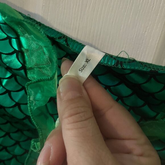 NWT Beautiful Mermaid Skirt with green detail and flared bottom never worn - Picture 2 of 3